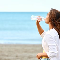 Cosa succede se bevi troppa acqua?