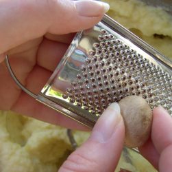 Cosa succede se mangi troppa noce moscata?